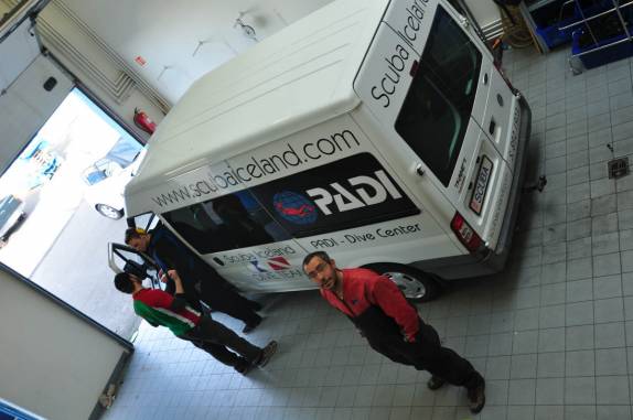 Preparando-se para partir rumo ao mergulho na fenda entre as placas tectônicas da América e Europa (ainda na nossa agência de mergulho em Reykjavik, na Islândia)